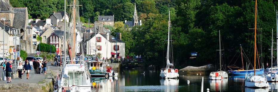 Vue bucolique sur le petit port de Pont-Aven..© O.T.Finistère