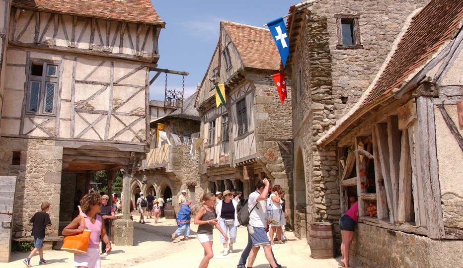 Dans les rues du village médiéval au Puy du Fou. Crédit photo D.R.