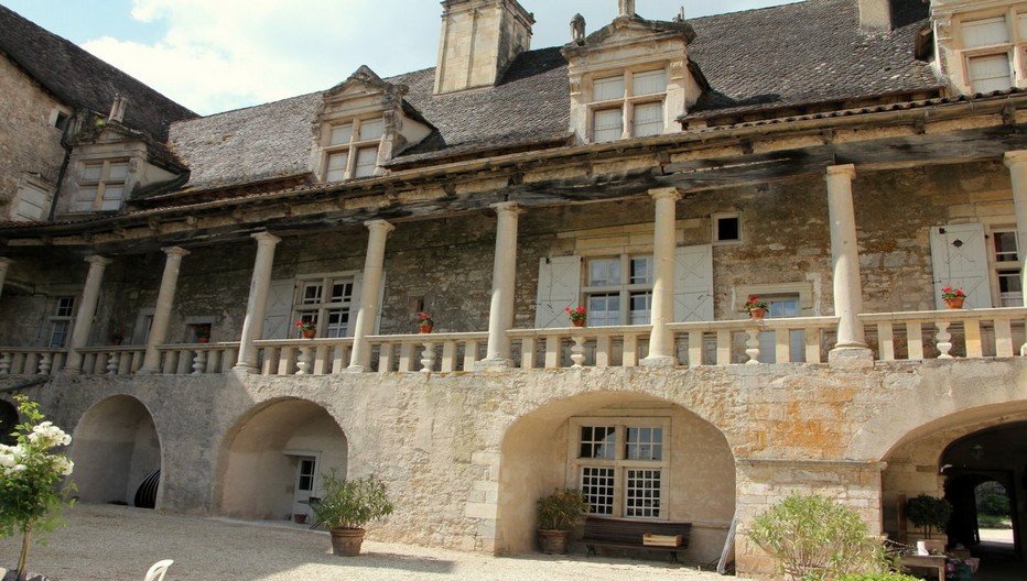 Château de Cénevières, la facade à colonnades Renaissance ©  André Degon