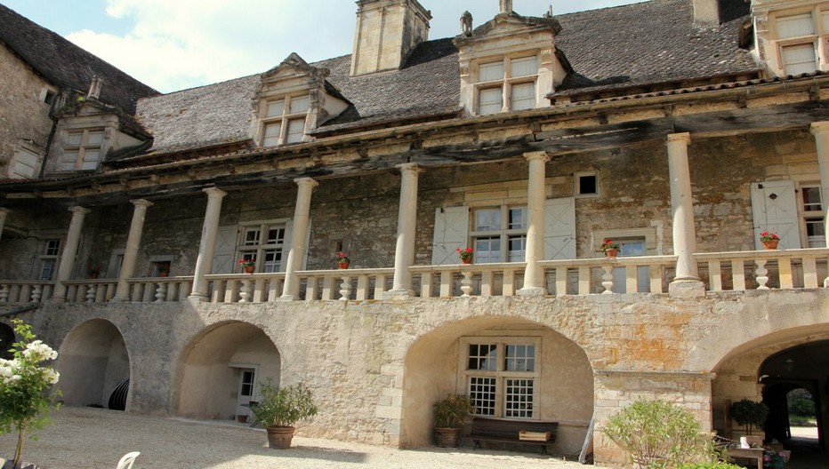 Château de Cénevières, la facade à colonnades Renaissance ©  André Degon Château de Cénevières, la facade à colonnades Renaissance ©  André Degon