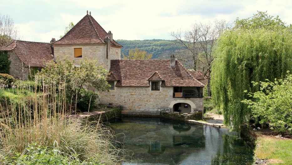 Moulin sur le Lot. Architecture typique figeacoise avec toit en ardoises plates  et bordure de  génoise. Copyright André Degon