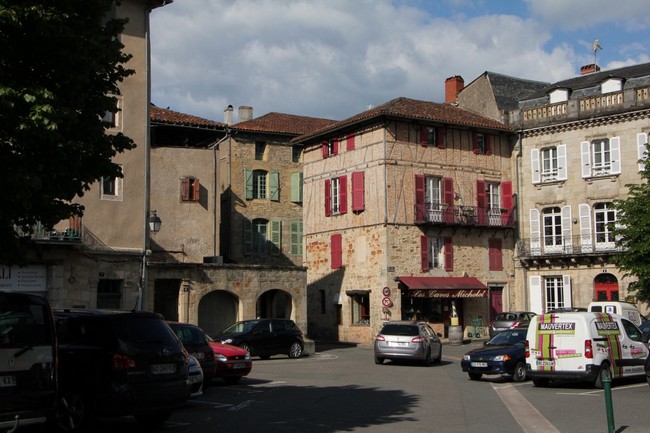 Figeac. Maison traditionnelle avec rez de chaussée en gré et étage à colombages.© André Degon