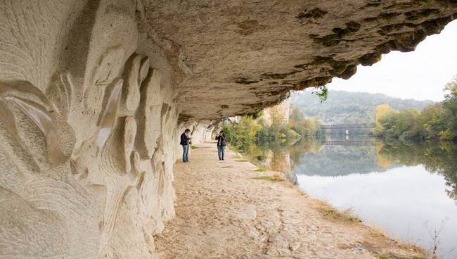 Entre Bouzies et Saint-Cirq, le chemin de halage creusé par l'homme. © Lot Tourisme Novello