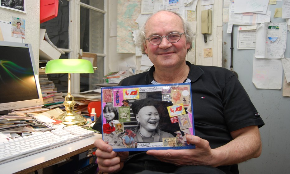En marge de ses voyages, Pierre Josse, le rédacteur en chef des Guides du Routard confectionne des enveloppes et des cartes postales réalisées dans l’esprit du mail art. Crédit photo David Raynal En marge de ses voyages, Pierre Josse, le rédacteur en chef des Guides du Routard confectionne des enveloppes et des cartes postales réalisées dans l’esprit du mail art. Crédit photo David Raynal