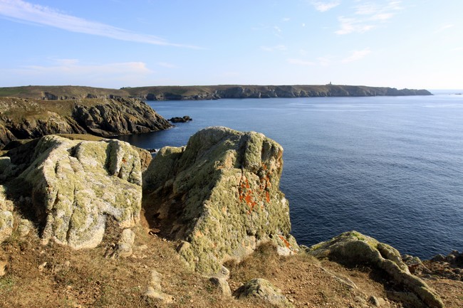 Originaire de Bretagne, Pierre Josse reste attaché au  village de Commana dans les Monts d’Arrée, la pointe de la Torche ou le calvaire de Notre-Dame-de Tronoën. Ici la pointe du Raz. Crédit photo David Raynal.