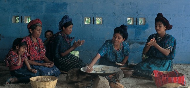 A Saint Martin Jilopéteque au Guatemala c’est le Taman Subanik qui s’impose dans les assiettes : une recette à base de tomates et de poivrons bouillis dans une feuille de Bijagua qui lui confère une saveur bien particulière. Copyright visitcentroamerica.com