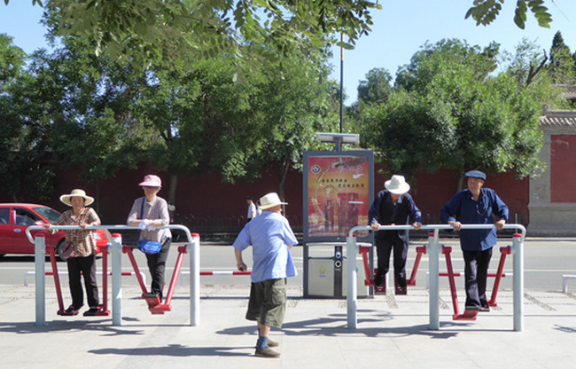 Wuwei demeure aussi l’une des plus célèbres villes historiques et culturelles de Chine à deux heures seulement de Lanzhou. Le matin à la fraîche  les anciens se livrent à leur gymnastique quotidienne dans les jardins publics. © Catherine Gary Wuwei demeure aussi l’une des plus célèbres villes historiques et culturelles de Chine à deux heures seulement de Lanzhou. Le matin à la fraîche  les anciens se livrent à leur gymnastique quotidienne dans les jardins publics. © Catherine Gary