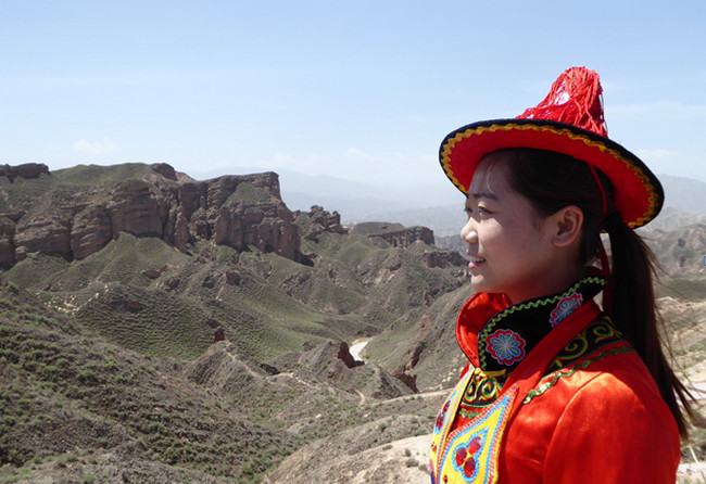 Le site de Binggou est l’occasion d’une balade à travers des canyons de pitons rocheux.© Catherine Gary