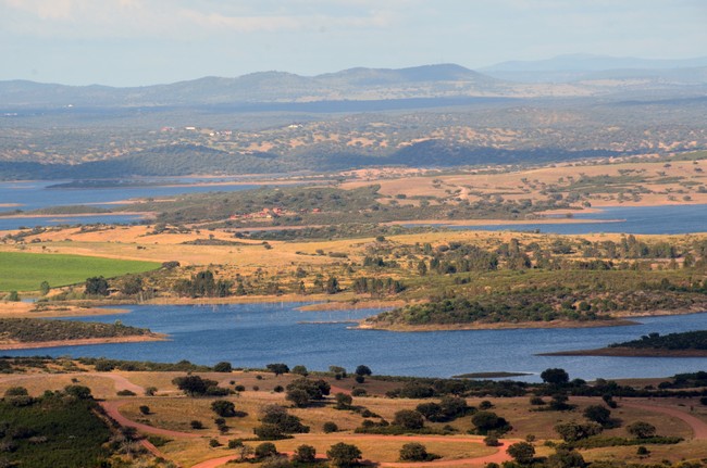 Les plaine du petit village de Monsaraz.Ces villages perchés et fortifiés ont longtemps été chargés de défendre le pays contre les invasions mauresques ou hispaniques © David Raynal Les plaine du petit village de Monsaraz.Ces villages perchés et fortifiés ont longtemps été chargés de défendre le pays contre les invasions mauresques ou hispaniques © David Raynal