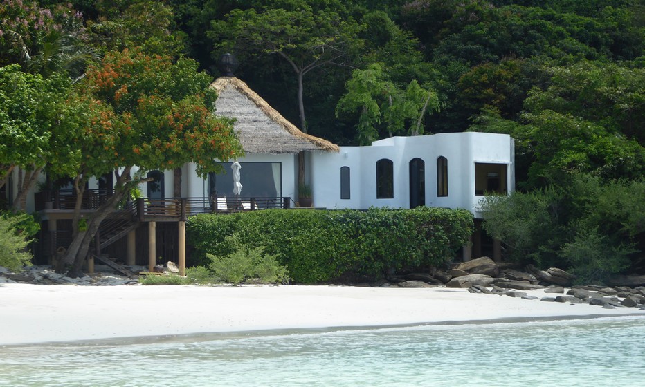 l’île de Koh Samed attend les voyageurs pour une traversée jusqu’à la petite crique de sable immaculé de l’hôtel Paradee pour des moments édéniques de beauté et de sérénité. A commencer par l’installation dans un pavillon aux murs peints à la chaux et au toit de chaume avec à l’intérieur piscine privée, vue sur la mer et déco raffinée .© C.Gary