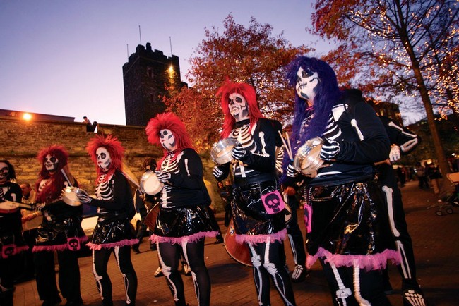 A  Derry. (Irlande du Nord) qu’ont lieu les plus importantes célébrations d’Halloween. Copyright https://www.guide-irlande.com/