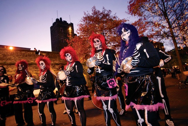 A Derry. (Irlande du Nord) qu’ont lieu les plus importantes célébrations d’Halloween. Copyright https://www.guide-irlande.com/ A Derry. (Irlande du Nord) qu’ont lieu les plus importantes célébrations d’Halloween. Copyright https://www.guide-irlande.com/