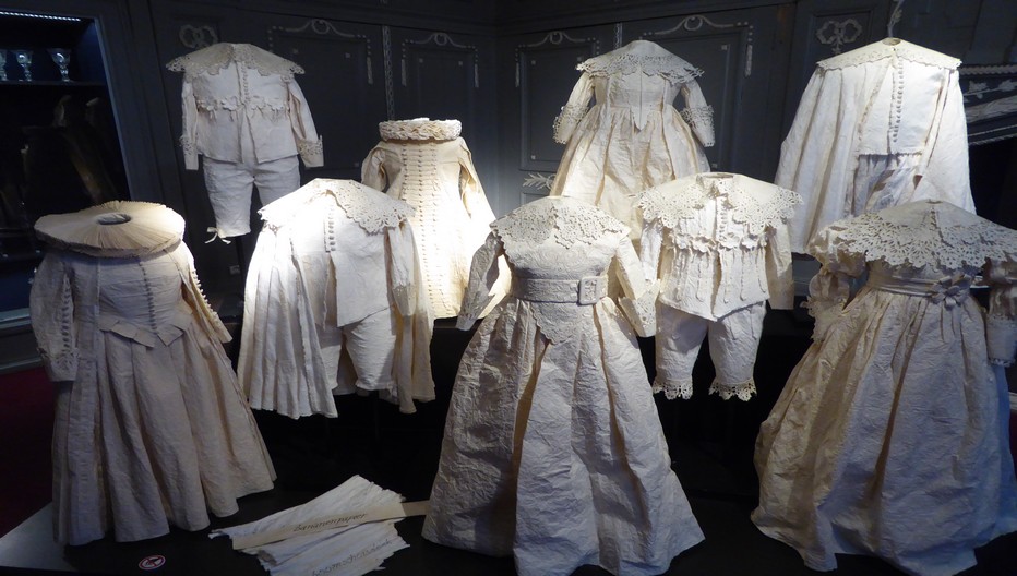 Costumes d'enfants d'époque reproduits en papier . Copyright C.Gary