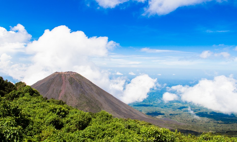 Vue du volcan Izalco depuis le mirador du parc naturel. Crédit photo office de tourisme du Salvador.