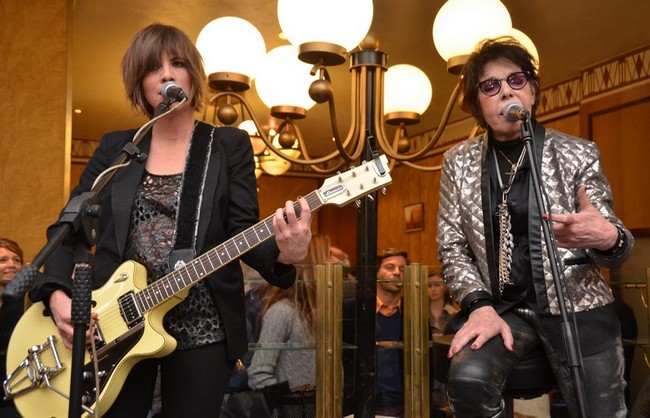 Accompagnée sur scène par la chanteuse et bassiste Emilie Marsh, Elle a interprété quelques-unes de ses plus belles chansons dont « Comme un boomerang ». Crédit photo David Raynal.