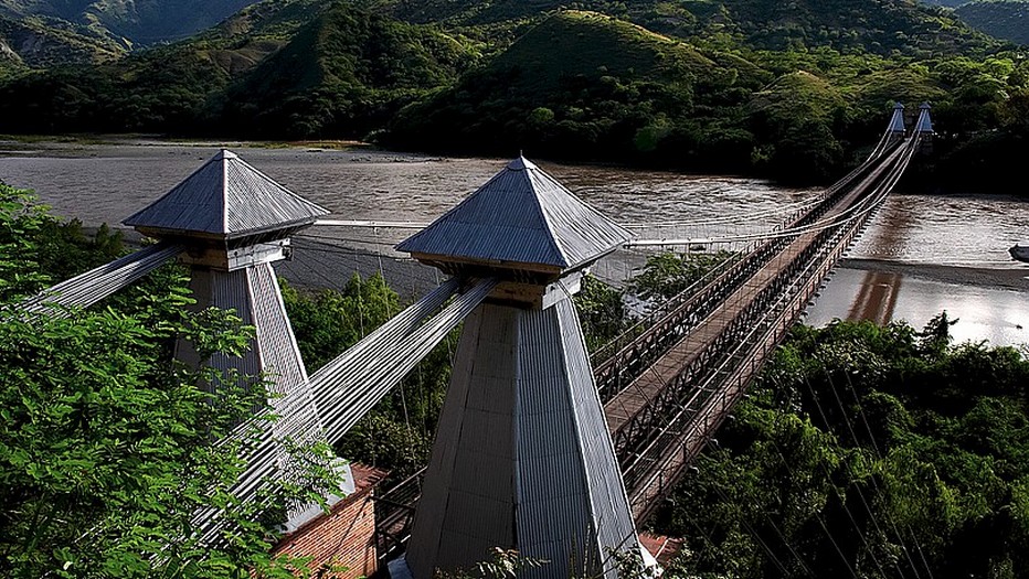 le fleuve Cauca et le fameux pont d’Occidente classé patrimoine national. Copyright lindigomag/Pixabay
