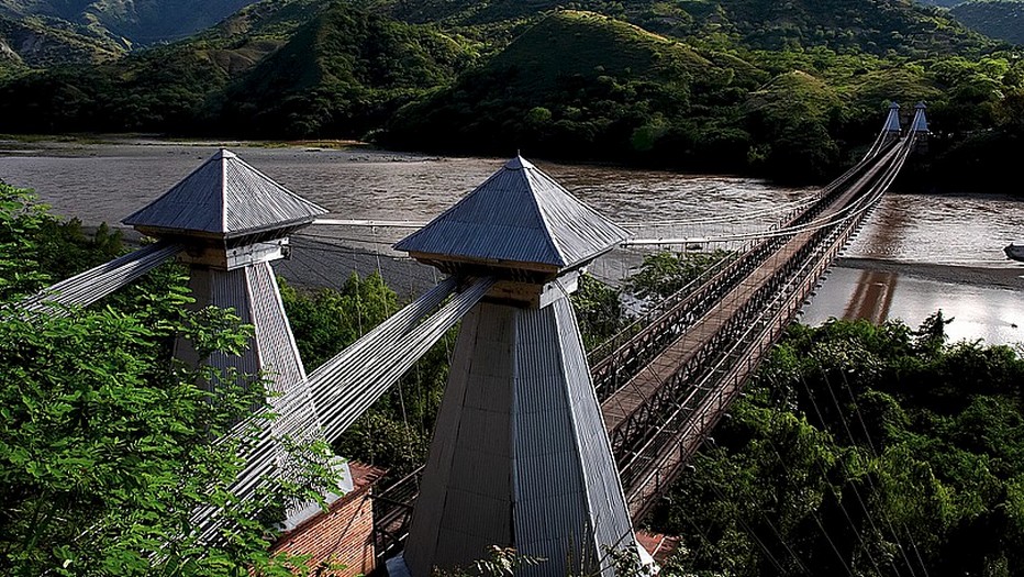 le fleuve Cauca et le fameux pont d’Occidente classé patrimoine national. Copyright lindigomag/Pixabay le fleuve Cauca et le fameux pont d’Occidente classé patrimoine national. Copyright lindigomag/Pixabay