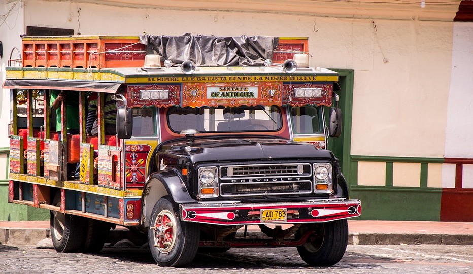 Parcourir la Colombie au moyen des bus multicolores permet de découvrir les paysages et de rencontrer les populations locales. Copyright Lindigomag/Pixabay