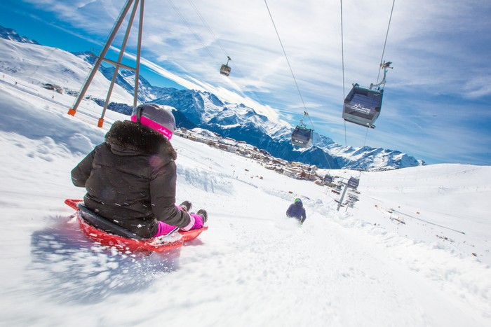 Le Printemps du Ski dès le 20 mars dans les stations françaises avec parmi toutes les activités le plaisir d'une descente en luge.  Copyright DR