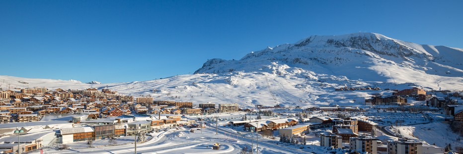 Vue panoramique sur la célèbre station de l'Alpe d'Huez.Copyright D.R.