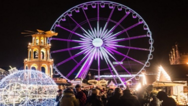 Le Targ Weglowy (Marché au Charbon) à Gdansk se transforme pendant la période de Noël en un monde féerique de lumières. Crédit photo office de tourisme de Pologne.