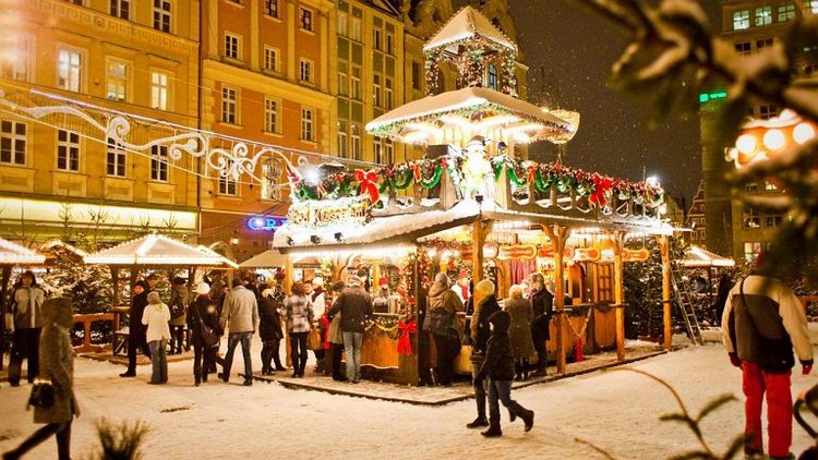 Au-dessus du marché de Noël de Wroclaw plane chaque année un magnifique moulin à vent en forme d'étoile. Crédit photo office de tourisme de Pologne. Au-dessus du marché de Noël de Wroclaw plane chaque année un magnifique moulin à vent en forme d'étoile. Crédit photo office de tourisme de Pologne.