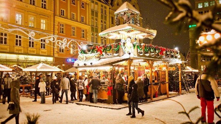 Au-dessus du marché de Noël de Wroclaw plane chaque année un magnifique moulin à vent en forme d'étoile. Crédit photo office de tourisme de Pologne.