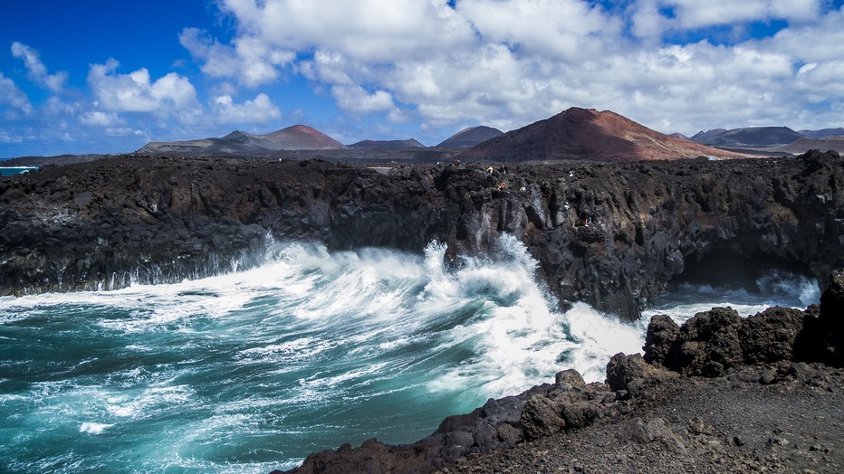 Los hervideros Falaises de la côte ouest (copyright O.T.www.turismolanzarote.com/) Los hervideros Falaises de la côte ouest (copyright O.T.www.turismolanzarote.com/)