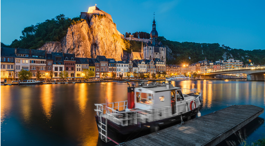 La villle de Dinant, entre falaise et rivière, dégage été comme hiver une atmosphère incomparable. Crédit photo Anibal Trejo. La villle de Dinant, entre falaise et rivière, dégage été comme hiver une atmosphère incomparable. Crédit photo Anibal Trejo.