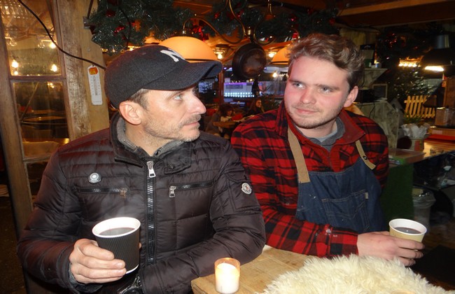 Dans les effluves de vin chaud avec Grégory Verstiggel et son fils Guillian. ©Bertrand Munier Dans les effluves de vin chaud avec Grégory Verstiggel et son fils Guillian. ©Bertrand Munier