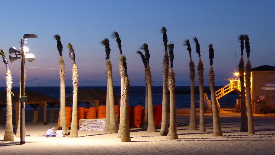 Le soir à Tel Aviv on s'attarde le long de la mer. (Copyright C.Gary)