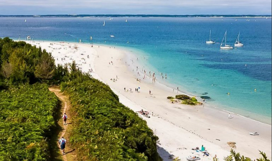 De Lorient  à Groix  : une fugue de Printemps. Promenade sur terre et sur mer notamment sur la côte sud aux Grands Sables, la seule plage convexe de Bretagne. © TripAdvisor.fr