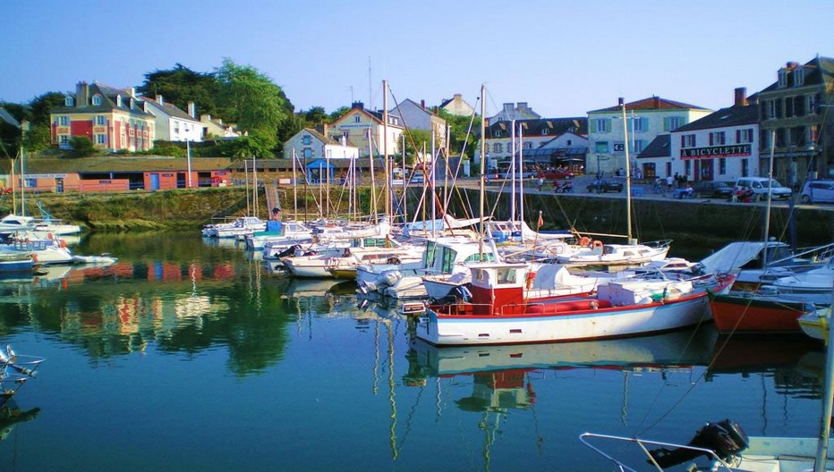 Le charmant Port Tudy sur l'ïle de Groix et la multitude de bateaux de plaisance mêlés aux chaluts de pêche. © O.T. Bretagne