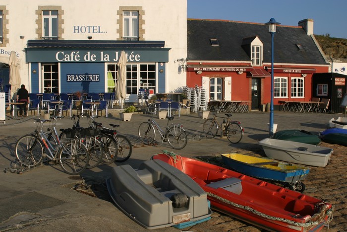 Port Tudy face au Port; Ce dernier étant la pointe de débarquement des ferries.© Richard Bayon