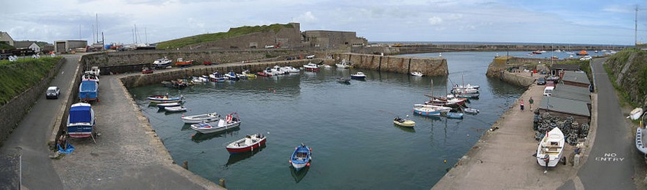 Le port de Braye à Aurigny, avec son brise-lames d’environ 870 mètres de long et ses mouillages abrités, dispose de 64 bouées d’amarrage. Construit en 1847, il fut dessiné par James Walker, président de l’Institution des Ingénieurs Civils. Copyright TripAdvisor.com