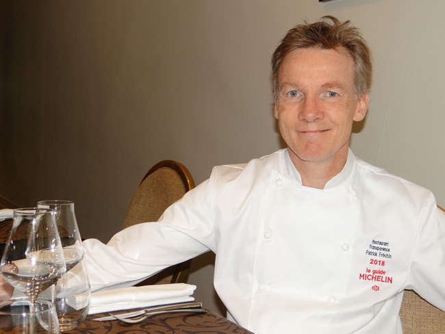 Le chef Patrick Fréchin est serti d’un macaron au célèbre Guide Rouge Michelin. ©Bertrand Munier Le chef Patrick Fréchin est serti d’un macaron au célèbre Guide Rouge Michelin. ©Bertrand Munier