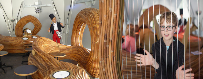 De gauche à droite : Un drôle de chef d'orchestre dirige l'orchestre improvisé.© C.Gary ; On choisit sont instrument électronique. Ici les Cordes. © Sebastien Laval De gauche à droite : Un drôle de chef d'orchestre dirige l'orchestre improvisé.© C.Gary ; On choisit sont instrument électronique. Ici les Cordes. © Sebastien Laval