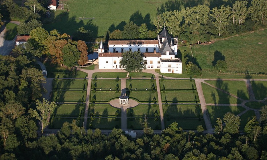 Le Château de la Bâtie d'Urfé est singulier car il célèbre l’union harmonieuse de l’élégance à l’italienne avec la rigueur et la symétrie française. © Wikipedia-Commons.org Le Château de la Bâtie d'Urfé est singulier car il célèbre l’union harmonieuse de l’élégance à l’italienne avec la rigueur et la symétrie française. © Wikipedia-Commons.org