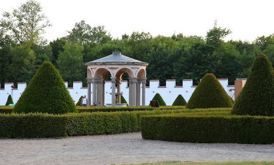 Les seize parterres de buis et d’ifs disposés en symétrie dans le jardin Renaissance, autour de sa jolie rotonde protégeant la fontaine, le tout étant clos de murs crénelés… © DR Les seize parterres de buis et d’ifs disposés en symétrie dans le jardin Renaissance, autour de sa jolie rotonde protégeant la fontaine, le tout étant clos de murs crénelés… © DR