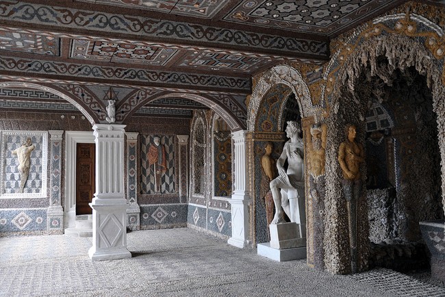 La grotte de rocaille inspirée par la villa Médicis mène à la chapelle décorée par des maîtres italiens. © wikimédia.org