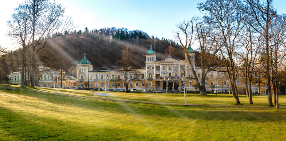 Balade matinale sur les hauts de Marienbad, face aux hôtels de la Belle Epoque  © www.czechtourism.com