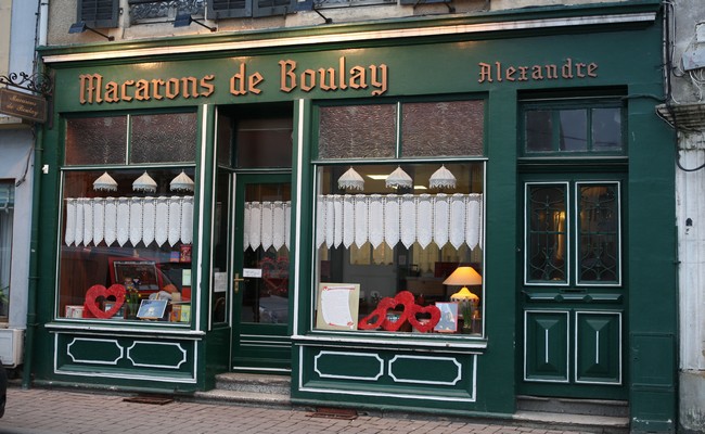 Un magasin tout en couleur rehaussé de mobilier lorrain. ©Maison Alexandre Un magasin tout en couleur rehaussé de mobilier lorrain. ©Maison Alexandre