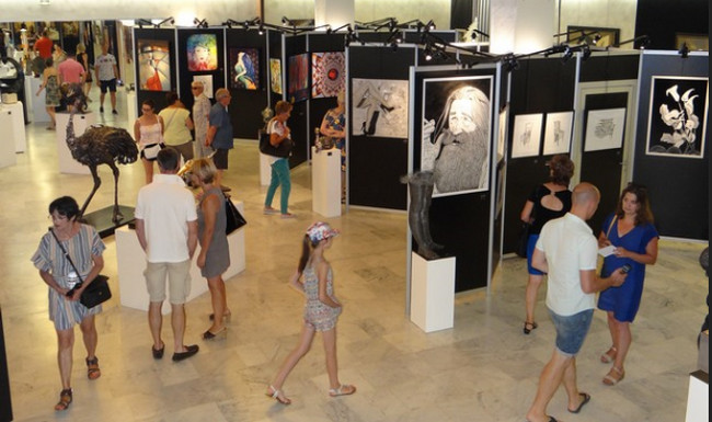 Les visiteurs peuvent découvrir 443 œuvres au sein du Palais des Congrès de Vittel. ©Bertrand Munier Les visiteurs peuvent découvrir 443 œuvres au sein du Palais des Congrès de Vittel. ©Bertrand Munier