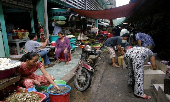 : Intérieur du marché couvert Binh Tay © Wikipédia Commons