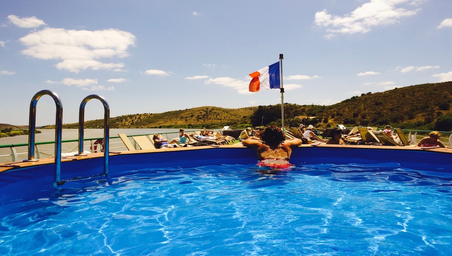 A bord de la Belle de Cadix les joies d'une baignade dans la magnifique piscine © CroisiEurope A bord de la Belle de Cadix les joies d'une baignade dans la magnifique piscine © CroisiEurope