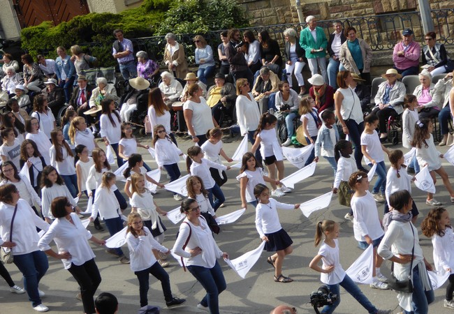 Procession dansante © C.Gary Procession dansante © C.Gary