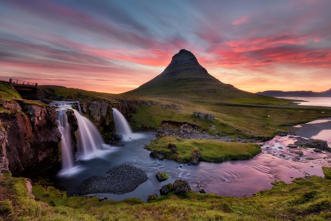 En cheminant vers l’Ouest aux abords de la région de Reykholt parsemée de cascades rugueuses et abruptes, apparaît le Langjökull, le deuxième plus grand glacier islandais. Copyright Guide to Iceland En cheminant vers l’Ouest aux abords de la région de Reykholt parsemée de cascades rugueuses et abruptes, apparaît le Langjökull, le deuxième plus grand glacier islandais. Copyright Guide to Iceland
