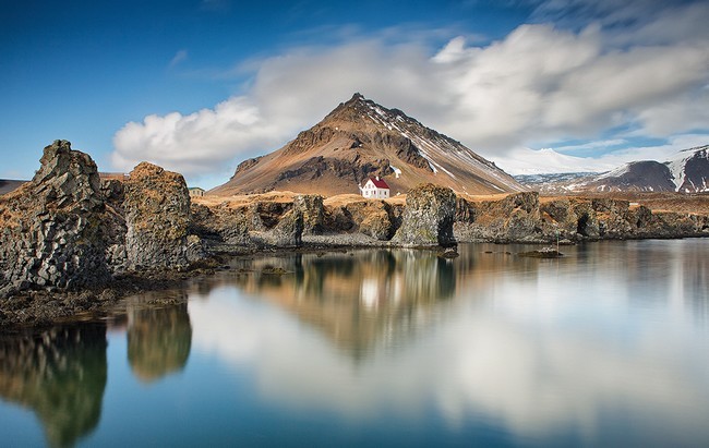 A l’extrémité de la péninsule, trône le Snaefellsjökull, un volcan qui doit sa renommée à Jules Verne qui en a fait le point d’entrée de son « Voyage au centre de la Terre ». Copyright  Guide to Iceland