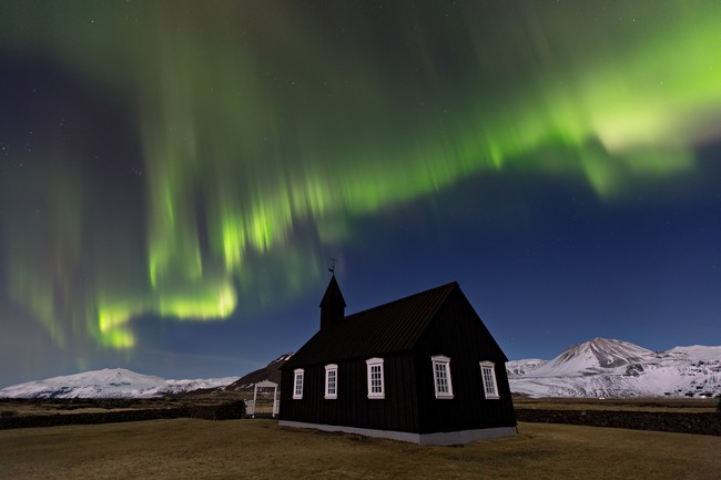 Il ne faut pas oublier de faire un petit arrêt à Budir, une localité renommée pour son église noire. Copyright  Guide to Iceland