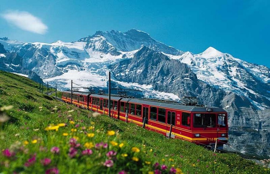 Dans un paysage merveilleux Jungfraubahn, le train le plus haut d'Europe. @ DR
